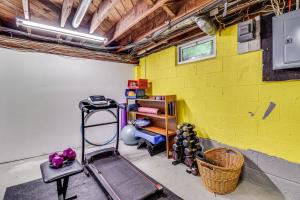 1 Mi to Campus Princeton Home with Furnished Deck的健身中心和/或健身设施