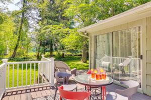 1 Mi to Campus Princeton Home with Furnished Deck外面的花园