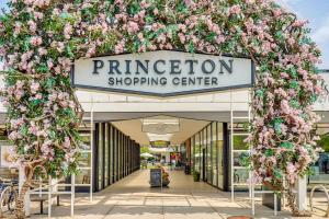 普林斯顿1 Mi to Campus Princeton Home with Furnished Deck的相册照片