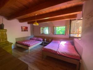 Ένα ή περισσότερα κρεβάτια σε δωμάτιο στο Chata Safran