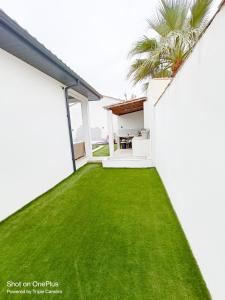 O grădină în afara Villa avec Piscine sans vis à vis Proche de la mer