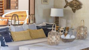 Χώρος καθιστικού στο Grand-Cul-de-Sac Lagoon Retreat with Pool +45 φωτογραφίες
