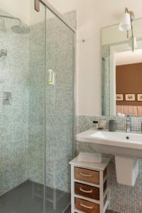 Ένα μπάνιο στο Marbela Apartments & Suites +86 φωτογραφίες