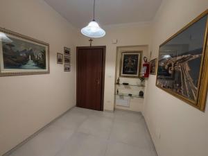 een hal met een deur en schilderijen aan de muren bij Casa Vacanza Gallipoli 1D in Gallipoli +1 foto
