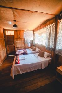 En eller flere senge i et værelse på PAMPA HERMOSA LAKE RESORT + 26 billeder