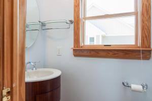 ein Badezimmer mit Waschbecken und Spiegel in der Unterkunft Blue Moon in Nags Head