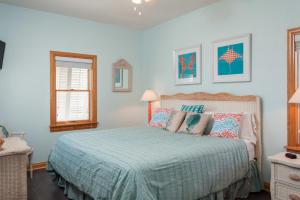 ein Schlafzimmer mit einem großen Bett mit Kissen darauf in der Unterkunft Blue Moon in Nags Head + 30 Fotos