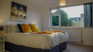 Ένα ή περισσότερα κρεβάτια σε δωμάτιο στο Stunning Beckenham Home w Driveway and Pool table
