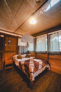 En eller flere senge i et værelse på PAMPA HERMOSA LAKE RESORT