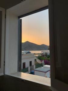 法维尼亚纳Appartamento LiboMarì的从建筑的窗户欣赏美景