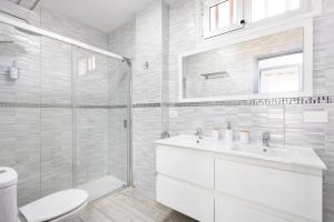 Ένα μπάνιο στο Bright & Elegant Duplex with Terrace and Pool, Just Steps from Puerto Colón
