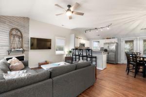a living room with a couch and a kitchen at Blue Paradise Club in Kitty Hawk