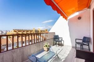 Μπαλκόνι ή βεράντα στο Bright & Elegant Duplex with Terrace and Pool, Just Steps from Puerto Colón +22 φωτογραφίες