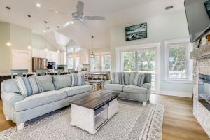 un salon avec un canapé et une table dans l'établissement Blue Skies, à Corolla