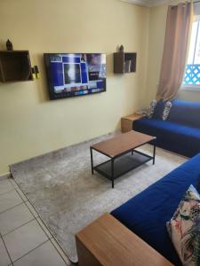 TV a/nebo společenská místnost v ubytování Appartement bien équipé à 5 min de la plage, TOUT INCLU!