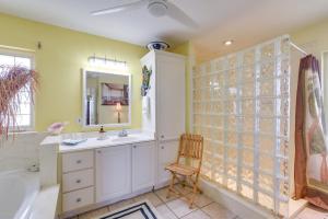 Ένα μπάνιο στο Beach Access Renovated Casa Bonita Surfside +27 φωτογραφίες