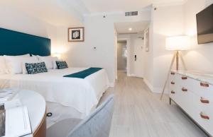 Rúm í herbergi á MVR Suite with Access to Miami-s Best Rooftop +14 myndir