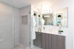 Baðherbergi á MVR Suite with Access to Miami-s Best Rooftop