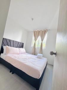 a bedroom with a bed with pink sheets and a window at Apartamento a 10 min centro de Ibagué - Canton militar Jaime Rooke in Ibagué +5 photos