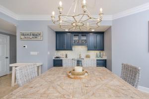 eine Küche mit einem Tisch und einem Kronleuchter in der Unterkunft Phoenix on the Bay 1428 condo in Orange Beach + 51 Fotos