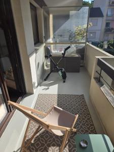 una silla sentada en el balcón de un edificio en Fully-equipped large studio with terrace, en Rueil-Malmaison