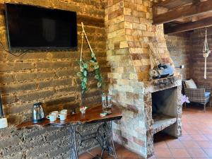 a stone wall with a table and a fireplace at Cabañas el lago in Zacatlán