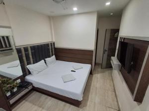 Postel nebo postele na pokoji v ubytování Capital Of Delhi Darshan Hotel
