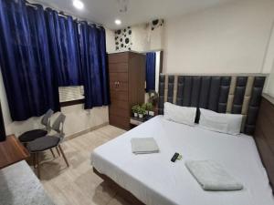 Postel nebo postele na pokoji v ubytování Capital Of Delhi Darshan Hotel