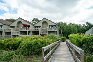 una casa en un paseo marítimo frente a una casa en 1304 Pelican Watch Villa, en Seabrook Island