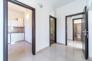 Fotografie z fotogalerie ubytování Apartments 10 meters from the beach v destinaci Podstrana