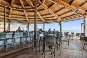 un restaurante con vista al mar en 1304 Pelican Watch Villa, en Seabrook Island