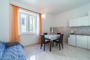 Kuchyň nebo kuchyňský kout v ubytování Apartments 10 meters from the beach