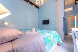 سرير أو أسرّة في غرفة في Stradun View En Suite Rooms & Studio