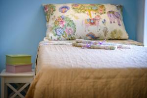 سرير أو أسرّة في غرفة في Stradun View En Suite Rooms & Studio