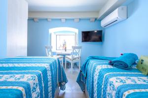 سرير أو أسرّة في غرفة في Stradun View En Suite Rooms & Studio