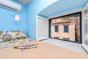 سرير أو أسرّة في غرفة في Stradun View En Suite Rooms & Studio