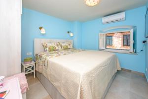 سرير أو أسرّة في غرفة في Stradun View En Suite Rooms & Studio