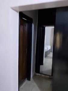 Rúm í herbergi á Morada Hotels Ltd