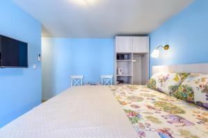 سرير أو أسرّة في غرفة في Stradun View En Suite Rooms & Studio
