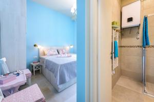 سرير أو أسرّة في غرفة في Stradun View En Suite Rooms & Studio