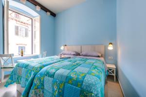سرير أو أسرّة في غرفة في Stradun View En Suite Rooms & Studio