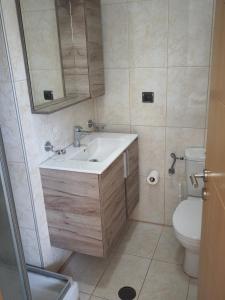 Ένα μπάνιο στο Makry Gialos Grapevines Villa 11 - Makry Gialos