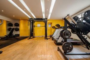 a gym with treadmills and machines in a room at Studio em cond. com piscina e academia - LHG1603 in Goiânia