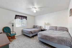 ein Schlafzimmer mit zwei Betten, einem Stuhl und einem Fenster in der Unterkunft Harbor Village Lakeview Condo 902-3 in Garden City + 20 Fotos