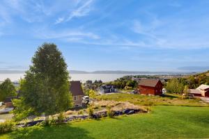 eine Luftaufnahme eines Dorfes mit einem roten Haus und einem Baum in der Unterkunft Harbor Village Lakeview Condo 902-3 in Garden City