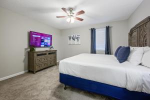 Postel nebo postele na pokoji v ubytování Lots of Hot Spots & Activities Near This Townhome