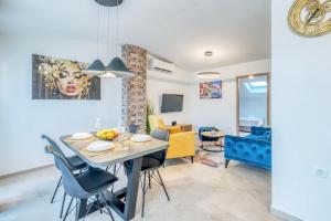 Μια τηλεόραση ή/και κέντρο ψυχαγωγίας στο Dimora 2 BDR apartment with free private parking