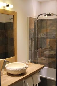 a bathroom with a sink and a glass shower at Villa Toscane 2 in Marciac