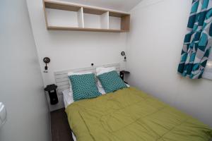 Llit o llits en una habitació de Vacances Vendée face à l'Océan