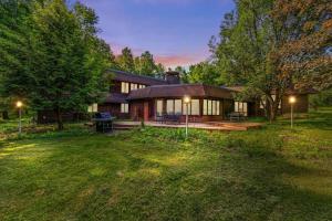 duży dom z dużym dziedzińcem przed nim w obiekcie Nature's Retreat 4-Bedroom Cabin w mieście Honesdale